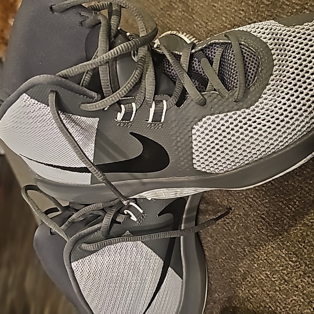 Nike Air precision size 8 light weight tennis shoe